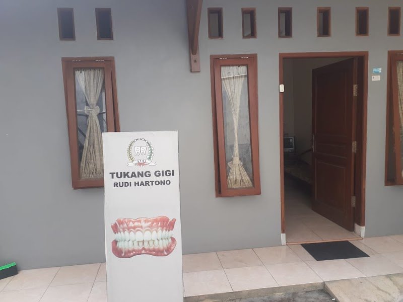 Ahli Gigi HM ROMLI di Kota Cirebon
