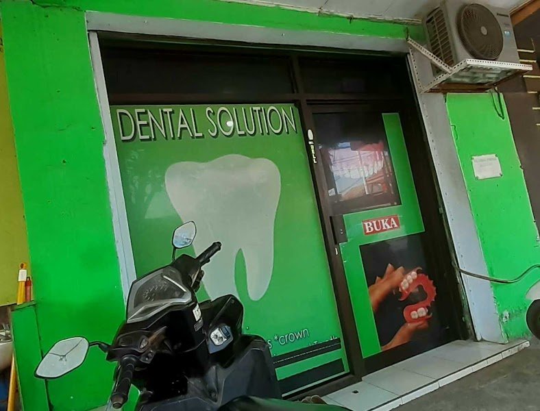 Ahli gigi palsu di Lakarsantri