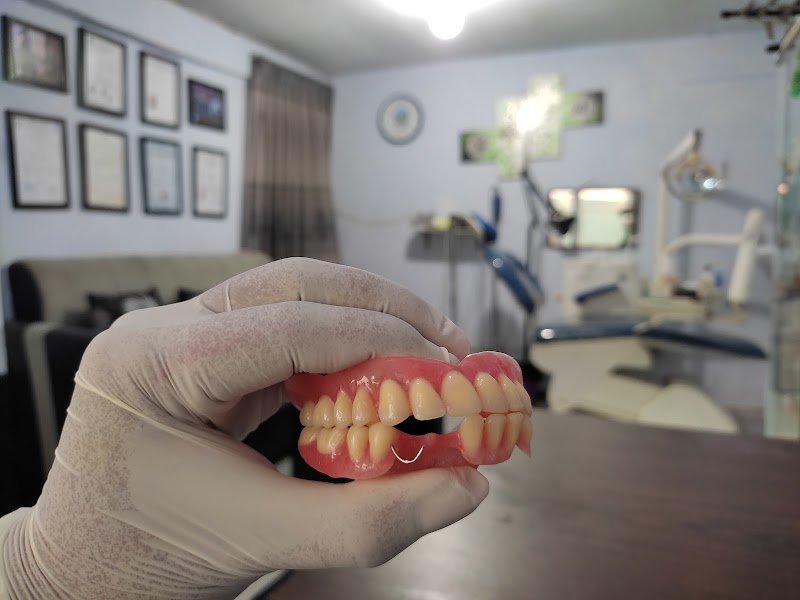Ahli Gigi (Tukang Gigi) Faif Dental - Terima Panggilan - BERIZIN di Bogor Utara