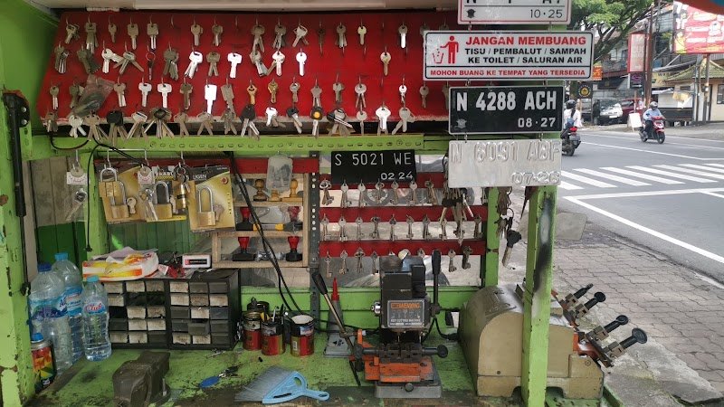 Ahli kunci Stempel Plat nomor Kilat. Marlboro dinoyo malang di Kota Malang