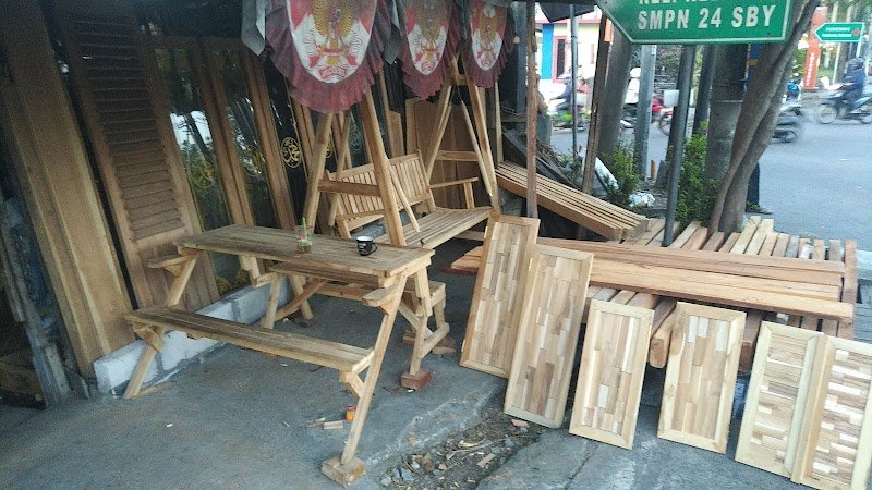 Pertukangan Kayu Warga Jaya di Dukuh Pakis