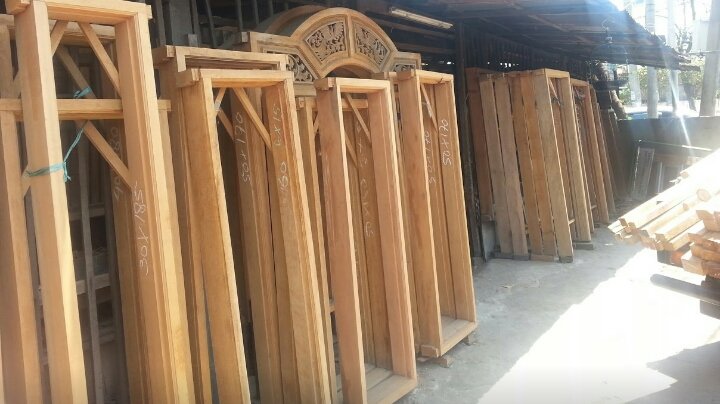 Pertukangan Kayu Warga Jaya di Mulyorejo