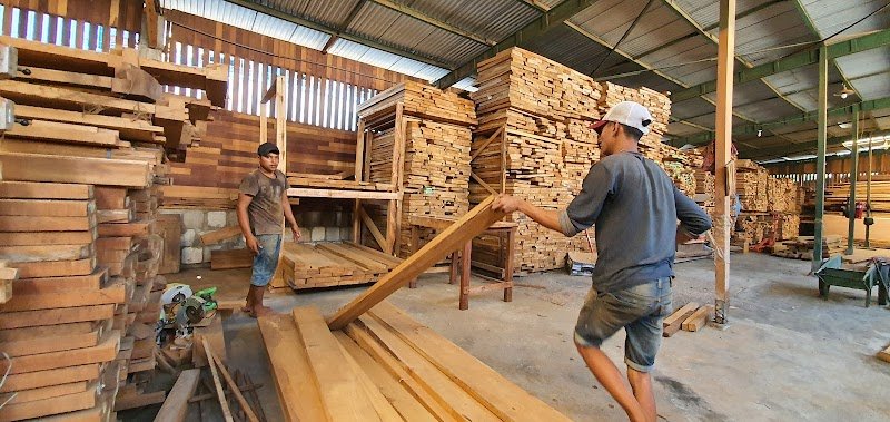 Pintu jati di Lakarsantri